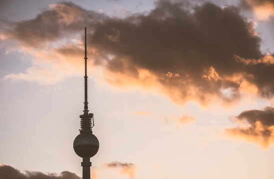 Berlin - Fernsehturm im Abendlicht