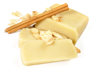 Marzipan mit Zimtstange und Mandeln