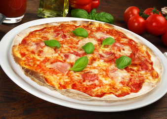 Hauchdünne Pizza mit Schinken