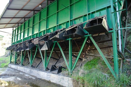 Viejos cargaderos tolva de carb&oacute;n en una mina cerrada a la explotaci&oacute;n