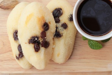 Raisin cake and hot coffee is delicious.