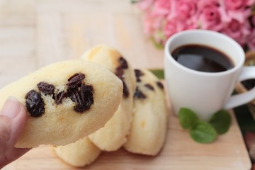 Raisin cake and hot coffee is delicious.