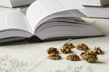 łupane włoskie orzechy na tle książek. nuts and books © Krzysztof Matloch