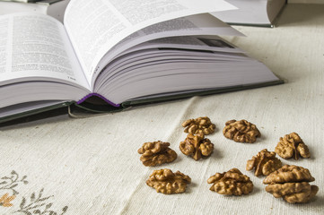 łupane włoskie orzechy na tle książek. nuts and books © Krzysztof Matloch