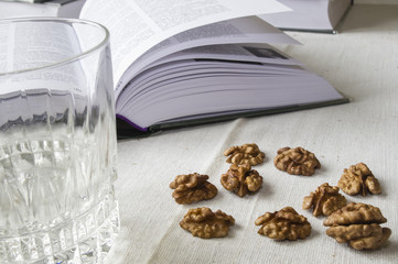 łupane włoskie orzechy na tle książek. nuts and books © Krzysztof Matloch