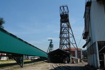 Castilletes de dos pozos mineros en su a&ntilde;os de esplendor. Actualmente est&aacute;n cerrados y calusurados