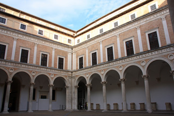 Fototapeta na wymiar Cour du Palais Ducal à Urbino, Italie