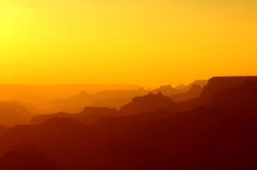 Keuken foto achterwand Donkerrood Panoramisch uitzicht op de Grand Canyon in gele en rode kleuren na zonsondergang