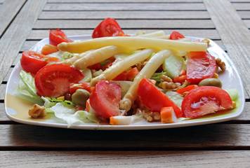 Ensalada verde con espárragos blancos