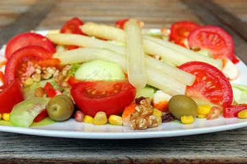 Ensalada verde con espárragos blancos