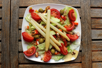 Ensalada verde con espárragos blancos