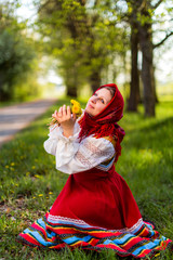 Славянская девушка в национальной одежде