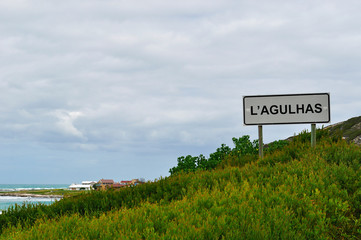 Sud Africa, 20/09/2009: il cartello stradale del villaggio di L'Agulhas, a Cape Agulhas, il punto più a sud del continente africano dove si incontrano i due Oceani Atlantico e Indiano