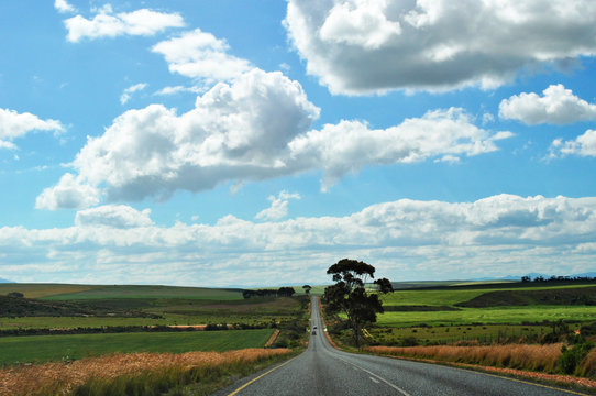 Sud Africa, 20/09/2009: il paesaggio mozzafiato visto dalla R319, la strada regionale panoramica che porta a Cape Agulhas, il punto pi&ugrave; a sud del continente africano dove si incontrano due Oceani