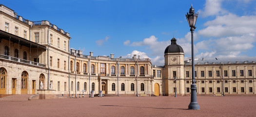 Fototapeta na wymiar Gatchina Palace. Palace Square and the main entrance.