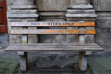 Città del Capo, 30/09/2009: la panchina Solo per Non Bianchi a Queen Victoria Street realizzata dall'artista Roderick Sauls per ricreare le panchine per bianchi e neri usate durante l'apartheid - obrazy, fototapety, plakaty