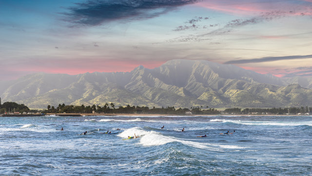 Surfer vor einem Berg in wundersch&ouml;ner Abendkulisse