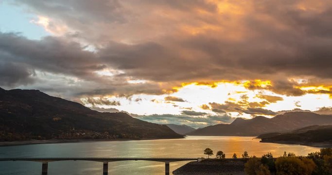 soleil couchant sur  le lac de Serre-Pon&ccedil;on&nbsp;