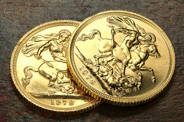 britische Sovereign Goldmünzen auf rustikalem Holztisch