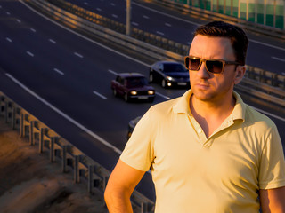 человек на автостраде