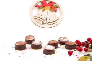 Dolci di Natale con decorazioni su fondale bianco 