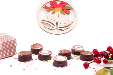 Dolci di Natale con decorazioni su fondale bianco 