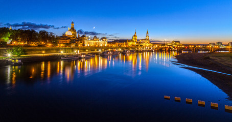 Fototapeta na wymiar Dresden zur blauen Stunde 
