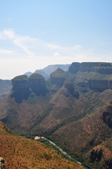 Obraz premium Sudafrica, 01/10/2009: vista delle Three Rondavels nel Blyde River Canyon, la montagna formata da tre enormi pietre rotonde che ricordano le case o capanne degli indigeni, chiamate appunto rondavels