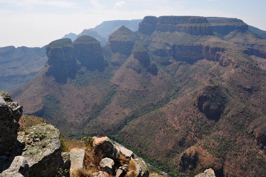 Sudafrica, 01/10/2009: vista delle Three Rondavels nel Blyde River Canyon, la montagna formata da tre enormi pietre rotonde che ricordano le case o capanne degli indigeni, chiamate appunto rondavels