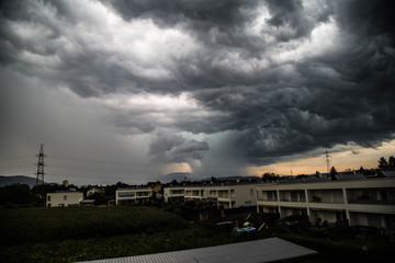 Fototapeta na wymiar Heftiges Gewitter im Sommer mit Hagel und Starkregen im Sonnenuntergang
