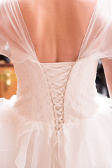 Allacciatura intrecciata del corpetto dell’abito da cerimonia indossato dalla sposa