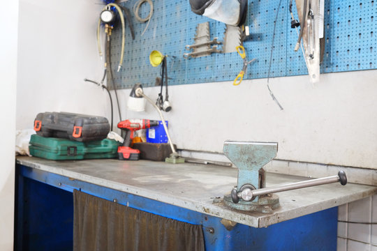 Working place in a car repair station