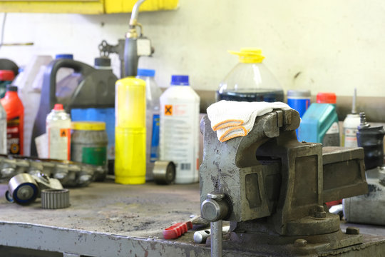 Working place in a car repair station