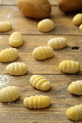 gnocchi di patate fatti a mano su sfondo tavolo rustico di cucina