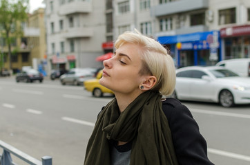 Obraz premium Young blonde girl walking on the city