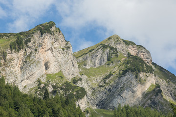 Berglandschaft Klettergipfel am Beginn des Tals Valle del Vescova; Bellunesische Nationalpark, Dolomiten, Sommer 