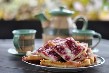 strawberry crumble and tea 