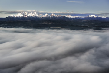 Szczyty Tatr z nad chmur
