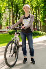 Obraz premium Young girl with a bicycle