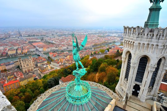 vue sur lyon depuis la basilique de fourvi&egrave;re &agrave; lyon