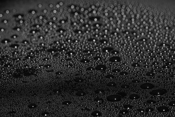 wassertropfen auf schwarzem lack mit scharf verlauf