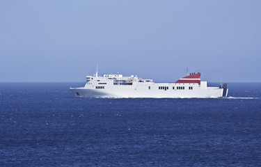 Fototapeta na wymiar Barco ferry en alta mar