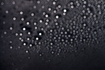 Bokeh auf schwarzem autolack mit wassertropfen