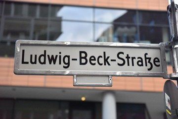 Straßenschild Ludwig Beck Straße