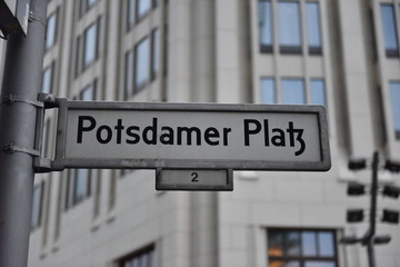 Obraz premium Straßenschild Potsdamer Platz