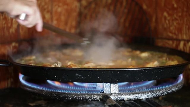Haciendo la paella