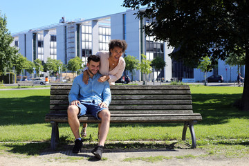 Attraktives Paar verliebt auf einer Parkbank