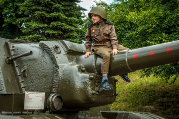Мальчик в советской военной форме 