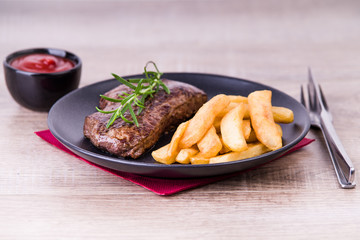 Gebratenes Rinderfilet mit Pommes Frites