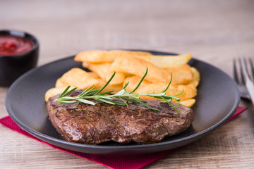 Gebratenes Rinderfilet mit Pommes Frites